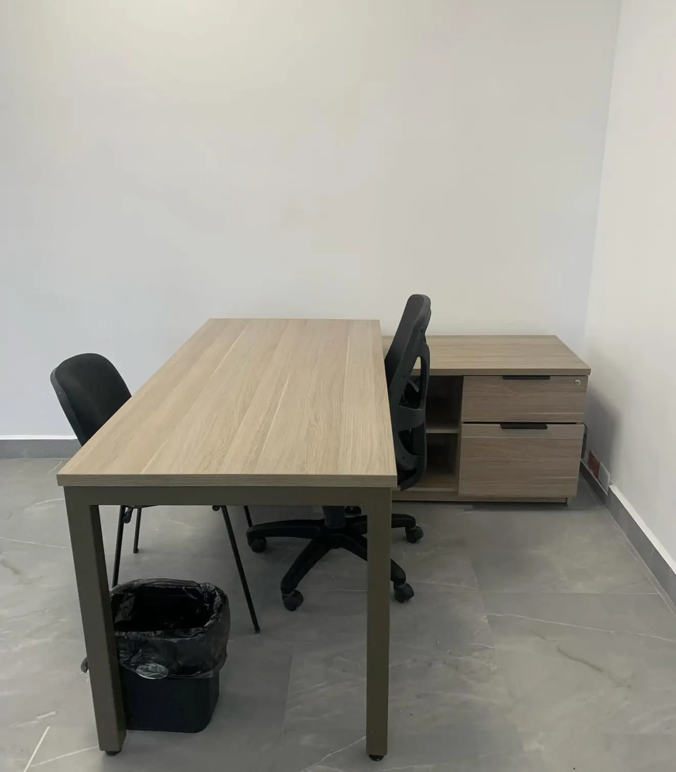 Escritorio con silla y credenza de cajones
