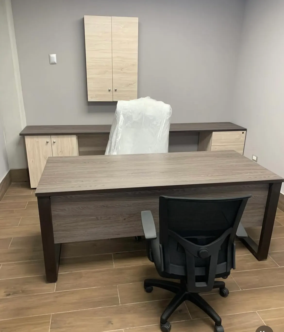 Escritorio directivo con gabinete aéreo y credenza