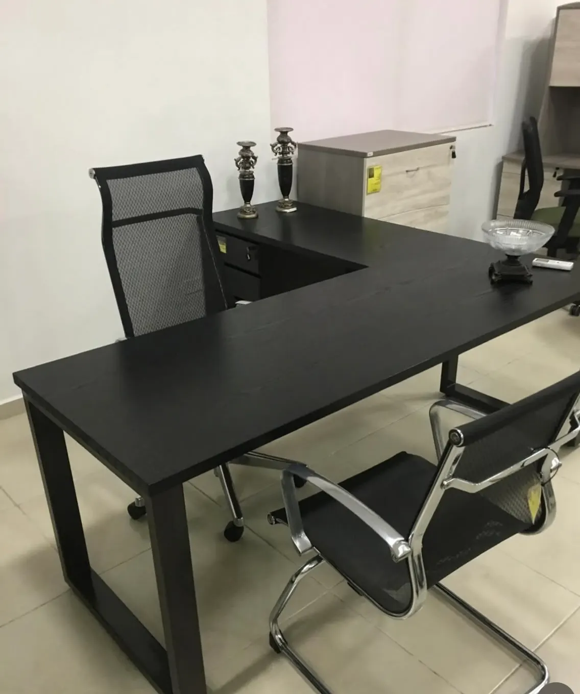 Escritorio ejecutivo en L en acabado negro