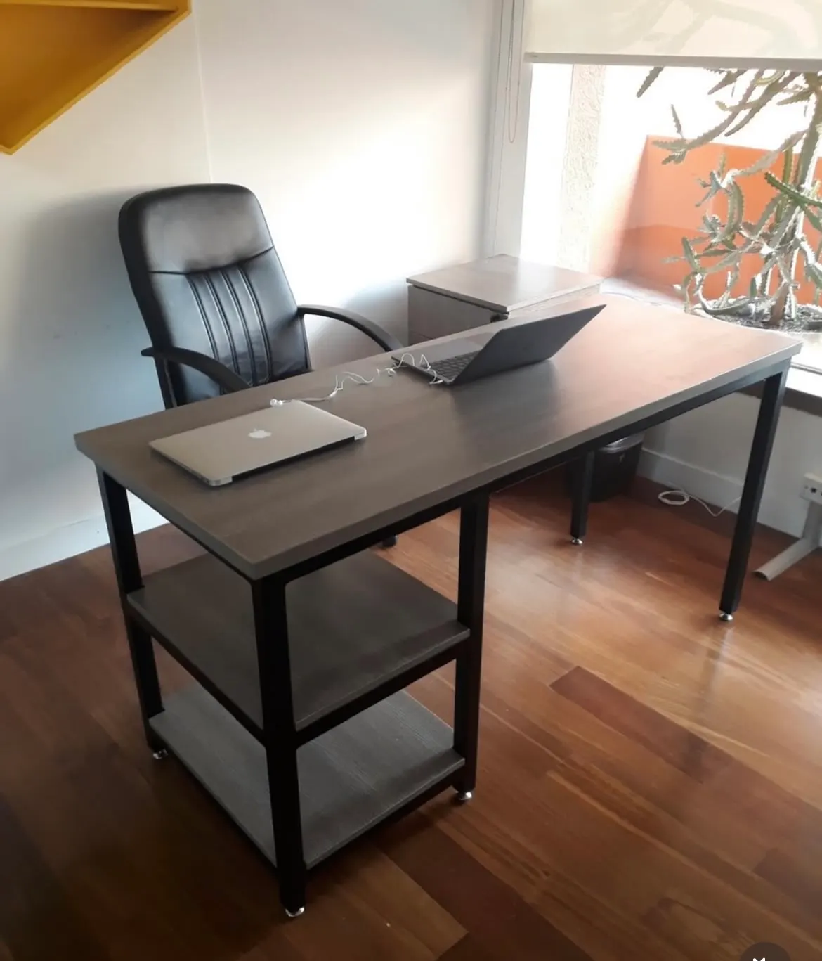 Escritorio con estructura metálica y repisas