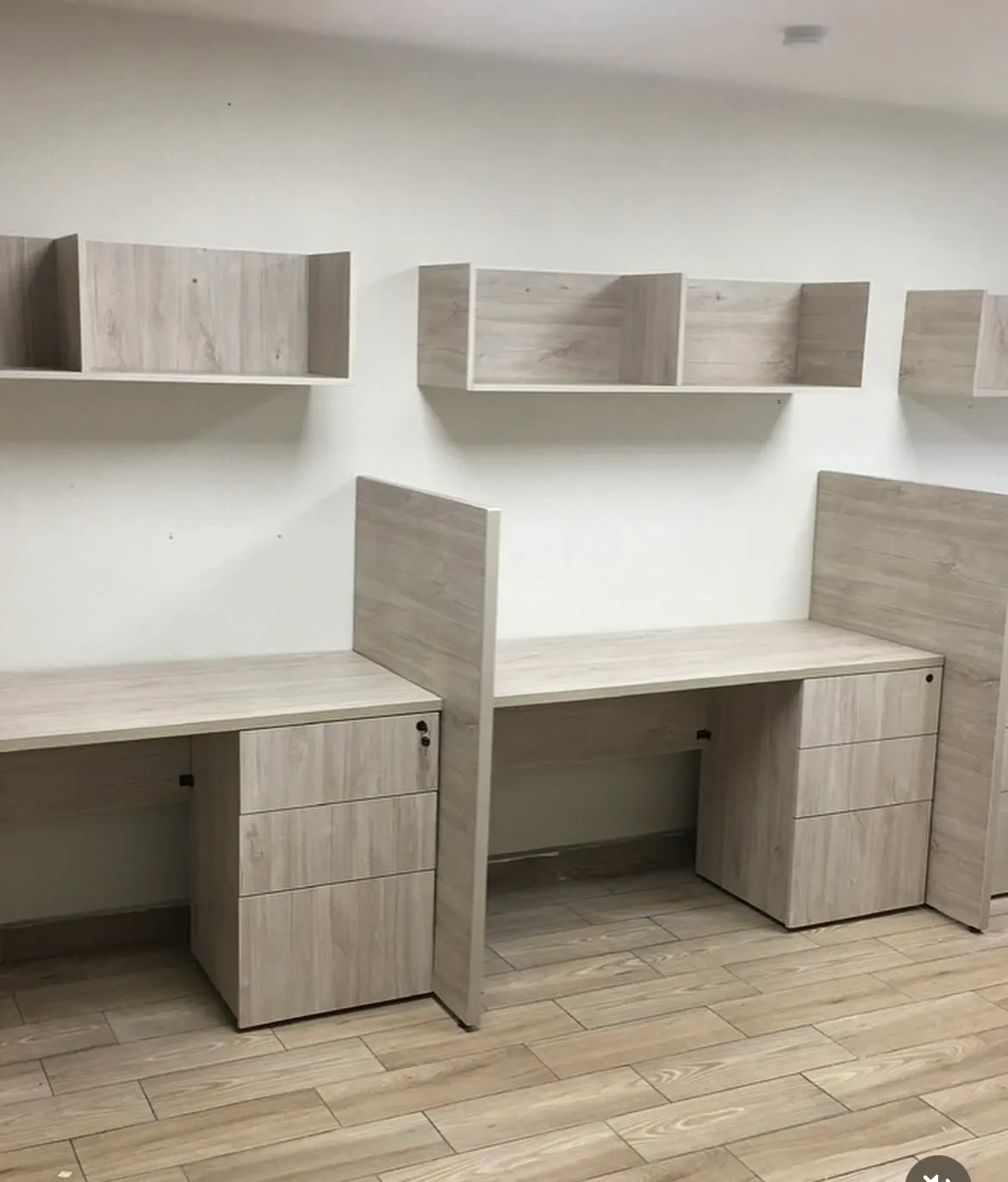 Estaciones de trabajo con cajoneras y gabinetes aéreos
