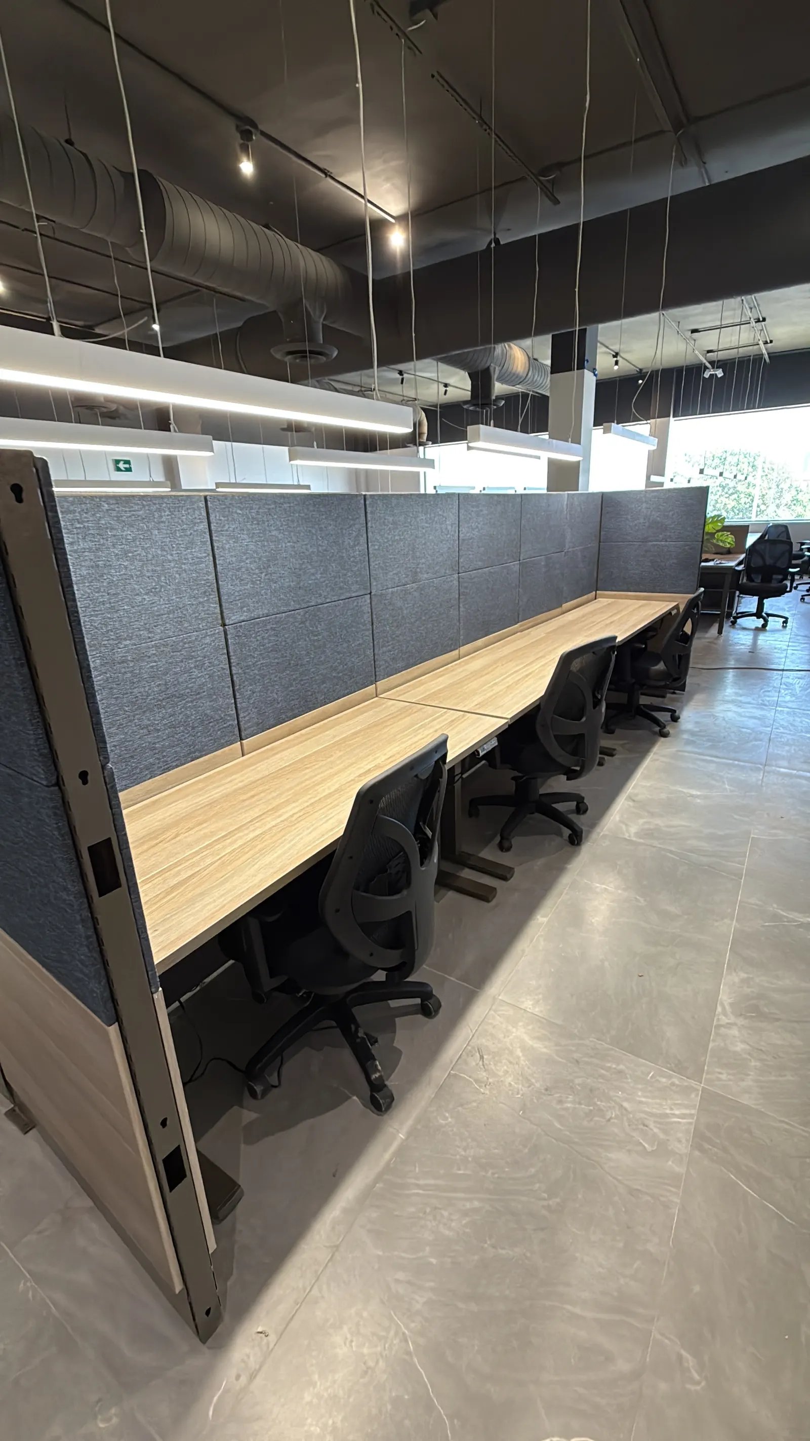 Fila de estaciones de trabajo con sillas ergonómicas