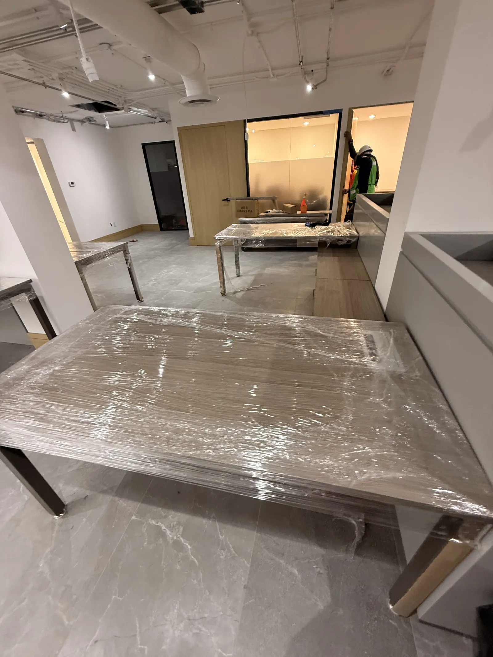 Instalación de mobiliario en proyecto corporativo