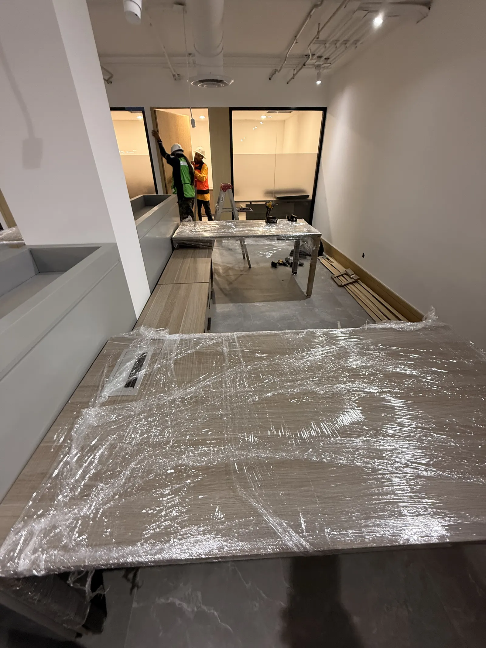 Proyecto de mobiliario de oficina en proceso de instalación